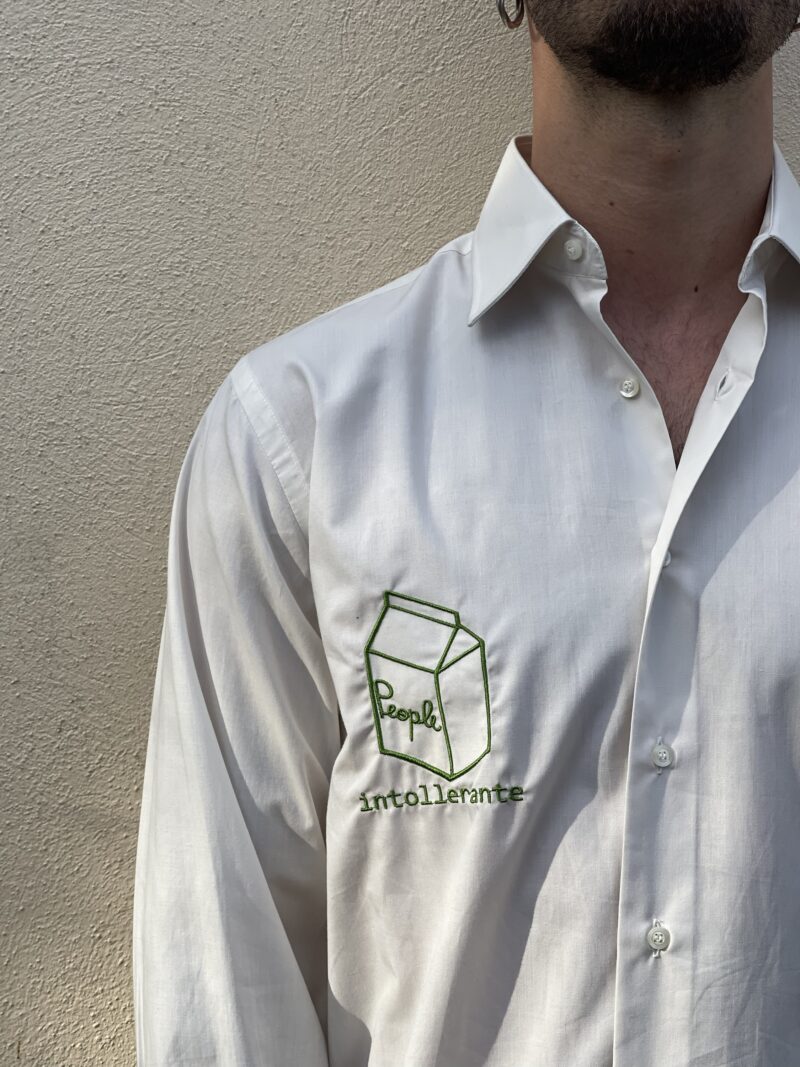 CAMICIA VINTAGE con ricamo INTOLLERANTE