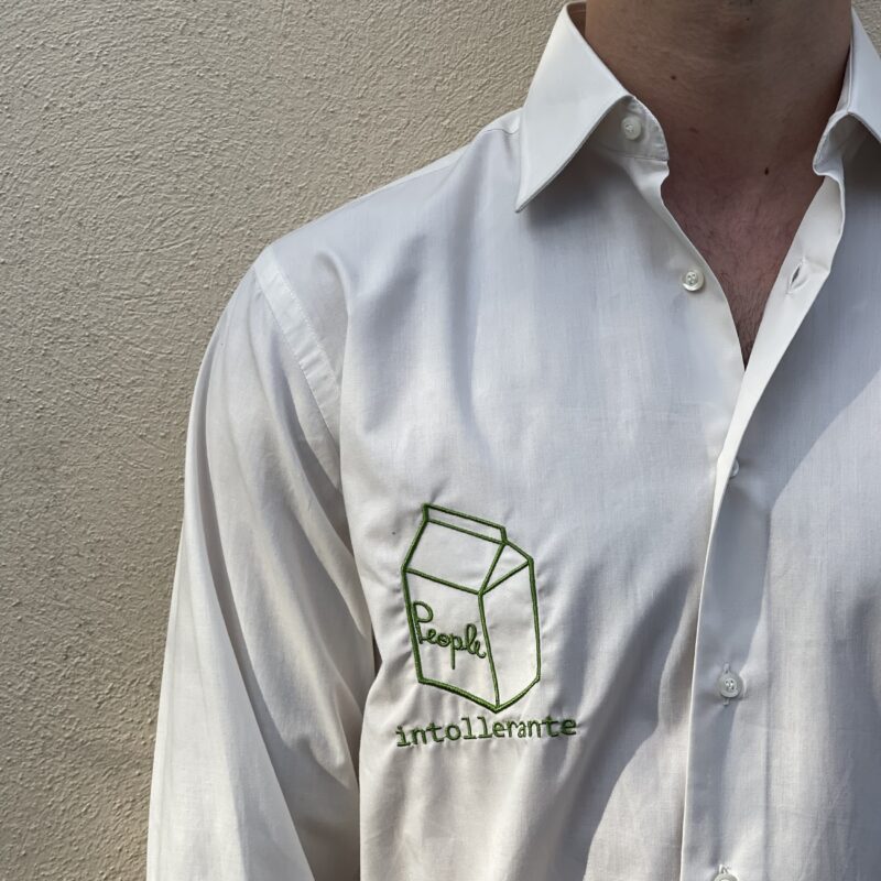 CAMICIA VINTAGE con ricamo INTOLLERANTE