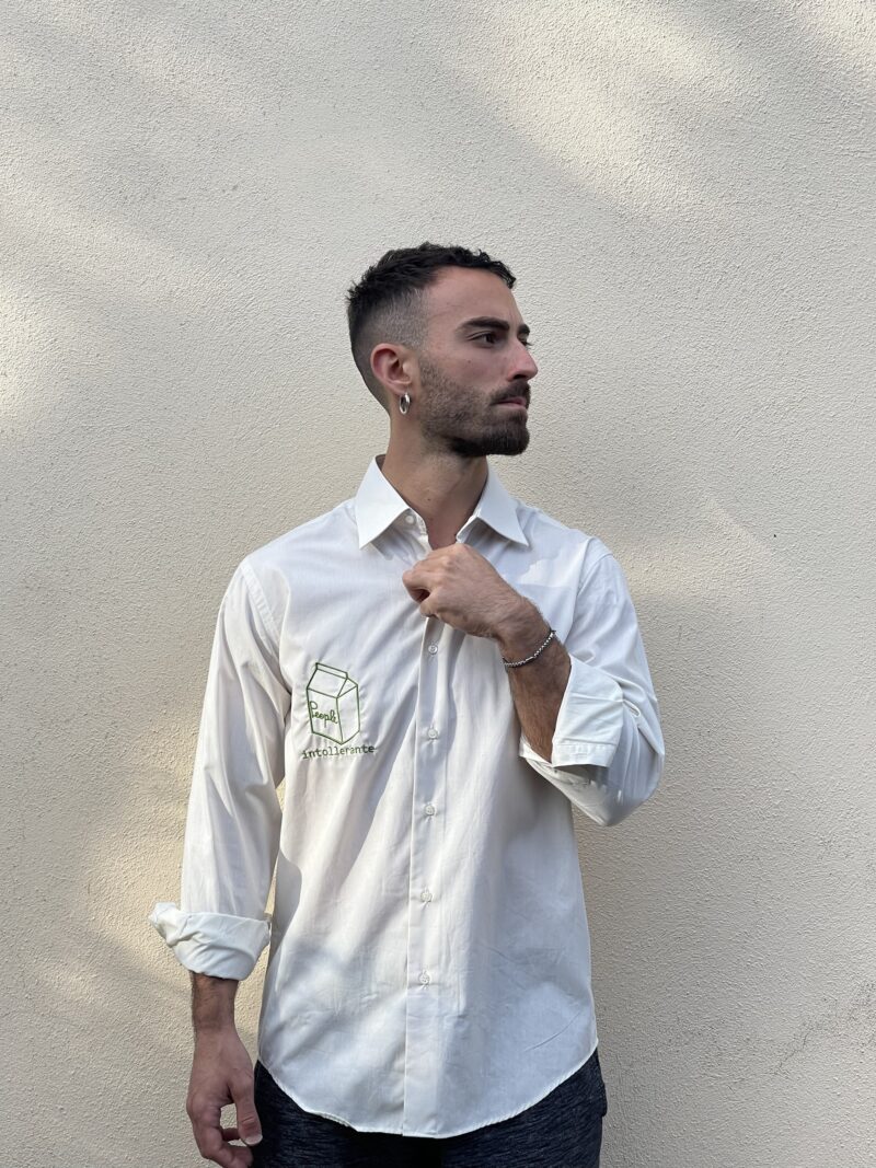 CAMICIA VINTAGE con ricamo INTOLLERANTE