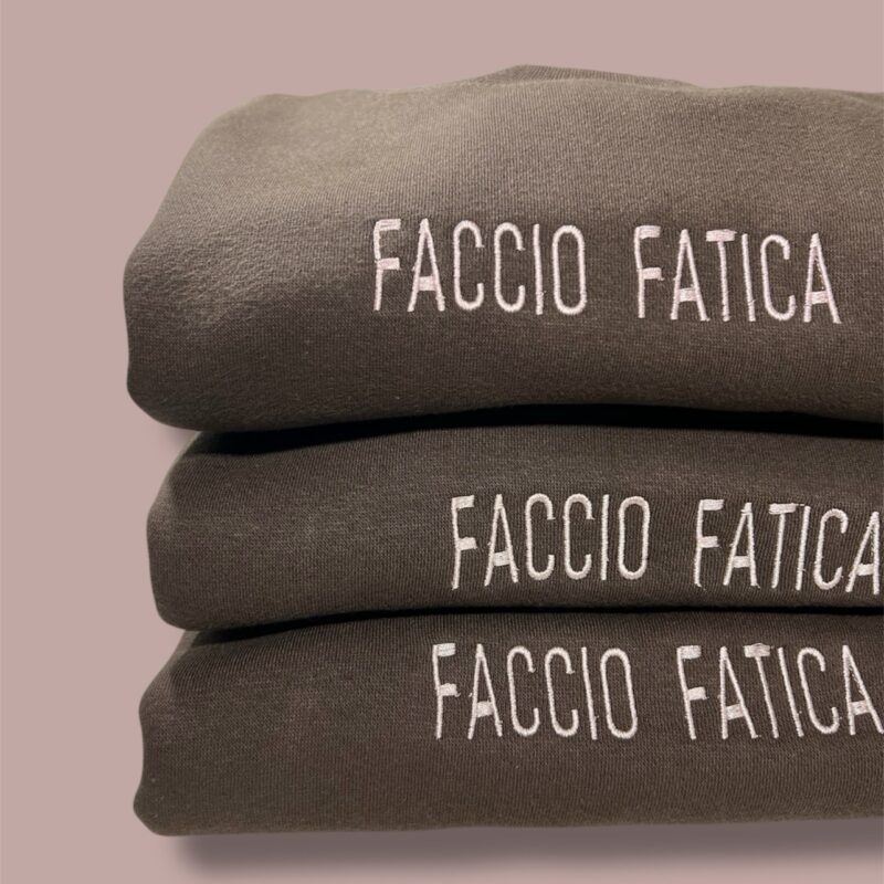 FELPA GIROCOLLO 
SELEZIONA RICAMO E COLORE DEL FILO