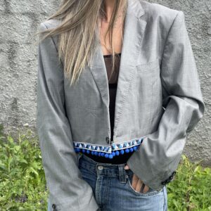Blazer vintage grigio  crop  con ricamo: LA COSA È RECIPROCA decorato con passamaneria blu