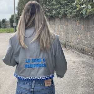 Blazer vintage grigio  crop  con ricamo: LA COSA È RECIPROCA decorato con passamaneria blu