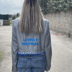 Blazer vintage grigio  crop  con ricamo: LA COSA È RECIPROCA decorato con passamaneria blu