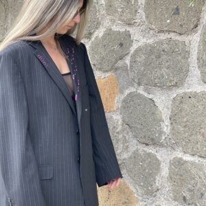 BLAZER VINTAGE grigio scuro gessato con ricamo VIVO MALE e applicazioni di pietre viola sul bavero