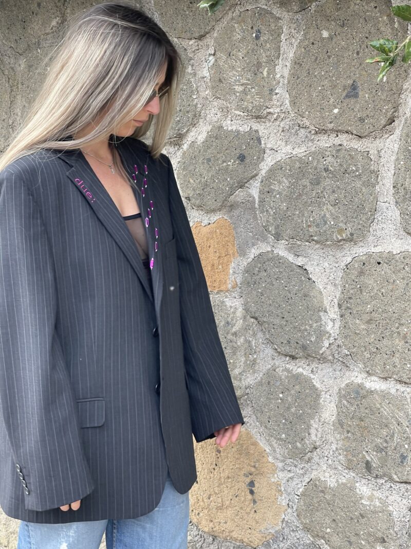 BLAZER VINTAGE grigio scuro gessato con ricamo VIVO MALE e applicazioni di pietre viola sul bavero