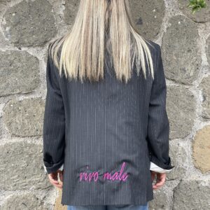 BLAZER VINTAGE grigio scuro gessato con ricamo VIVO MALE e applicazioni di pietre viola sul bavero