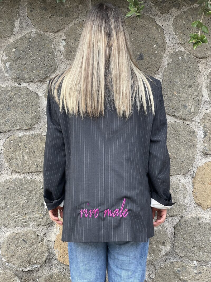 BLAZER VINTAGE grigio scuro gessato con ricamo VIVO MALE e applicazioni di pietre viola sul bavero