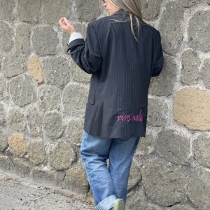 BLAZER VINTAGE grigio scuro gessato con ricamo VIVO MALE e applicazioni di pietre viola sul bavero