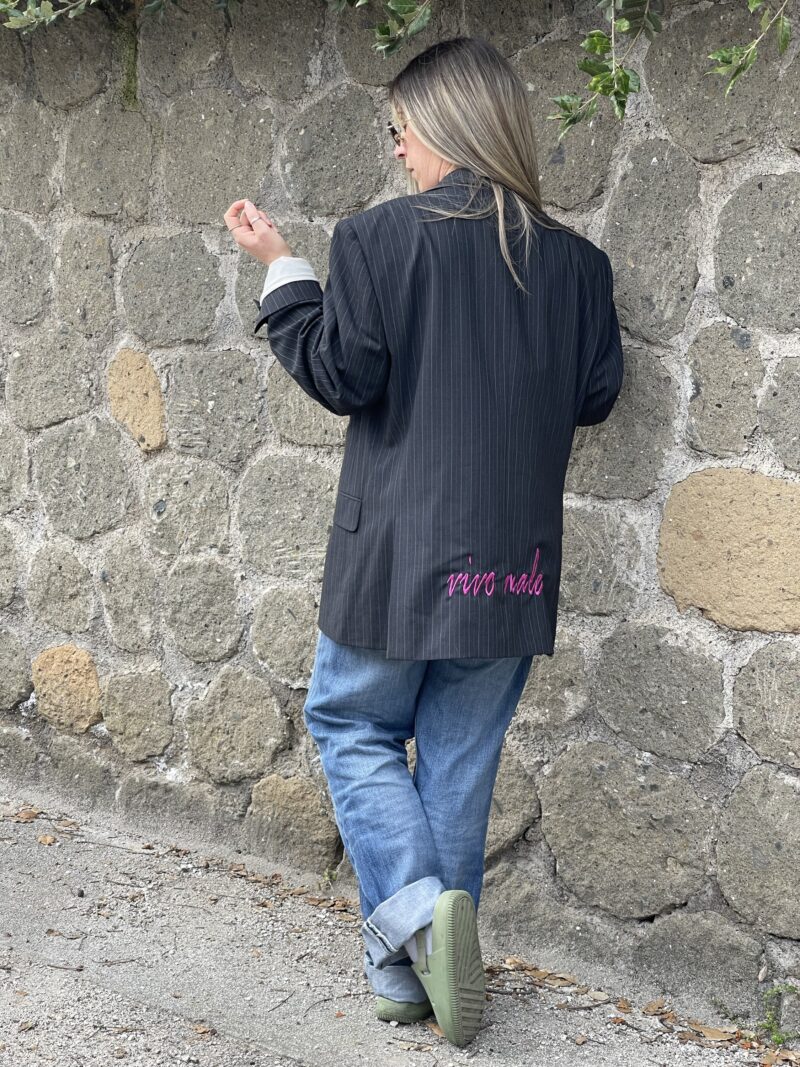BLAZER VINTAGE grigio scuro gessato con ricamo VIVO MALE e applicazioni di pietre viola sul bavero