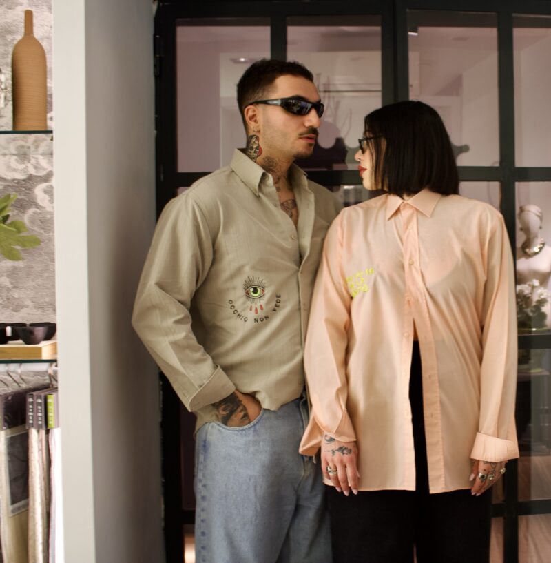 CAMICIA salmone VINTAGE con ricamo NON SO SE ME LA SENTO nero
