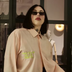 CAMICIA salmone VINTAGE con ricamo NON SO SE ME LA SENTO nero