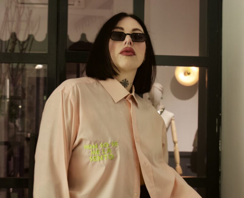 CAMICIA salmone VINTAGE con ricamo NON SO SE ME LA SENTO nero