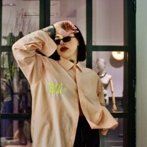CAMICIA salmone VINTAGE con ricamo NON SO SE ME LA SENTO nero
