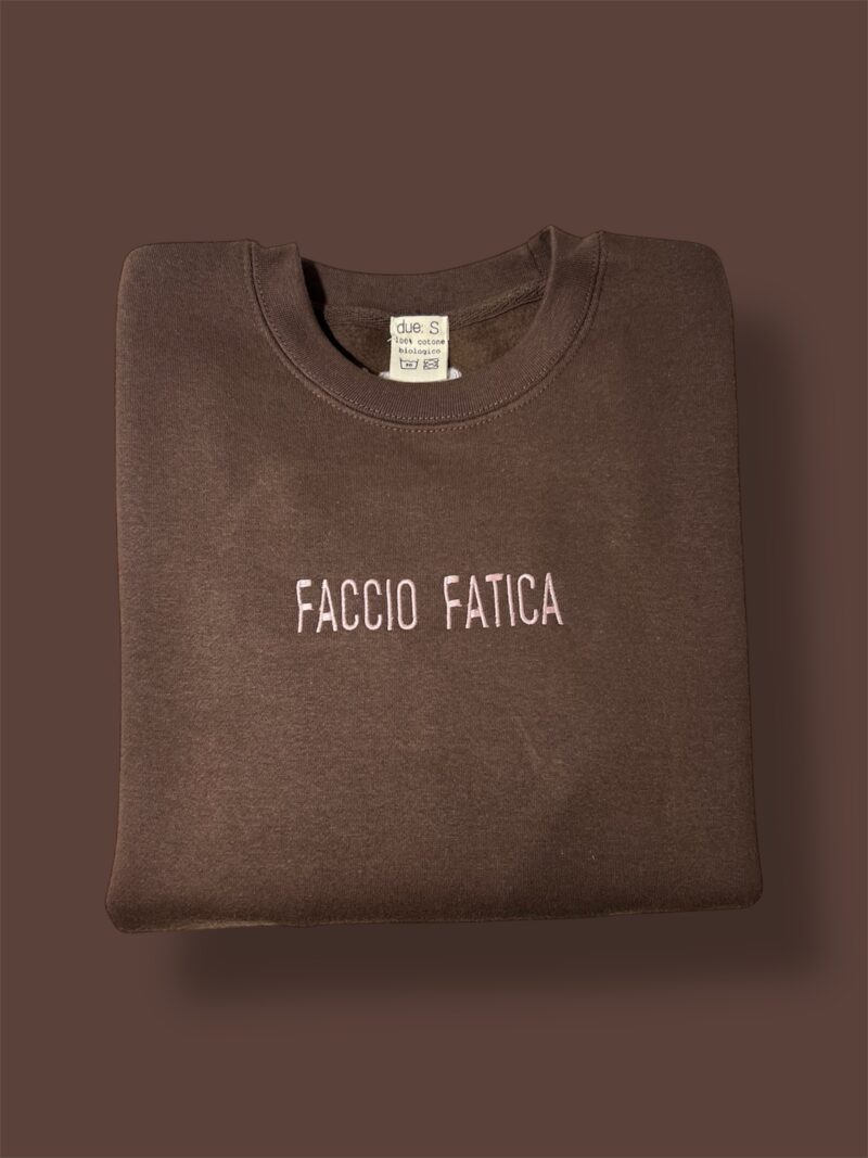FELPA GIROCOLLO  CIOCCOLATO 
FACCIO FATICA o
INTANTO TI CALMI