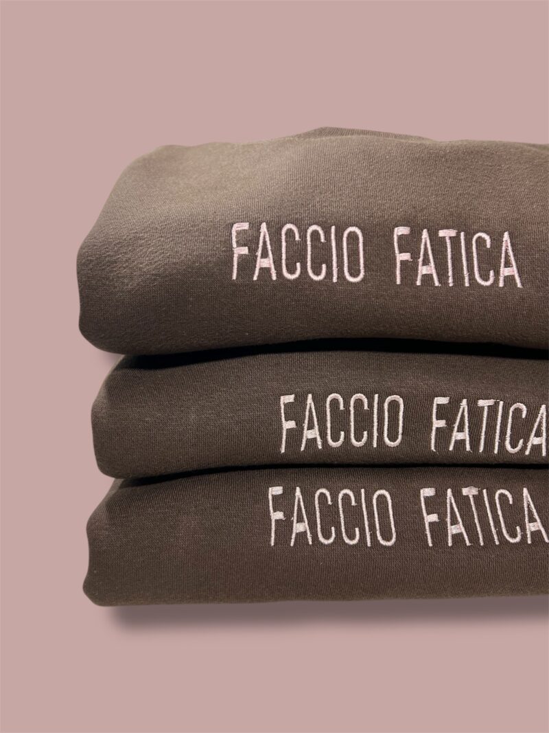 FELPA GIROCOLLO  CIOCCOLATO 
FACCIO FATICA o
INTANTO TI CALMI