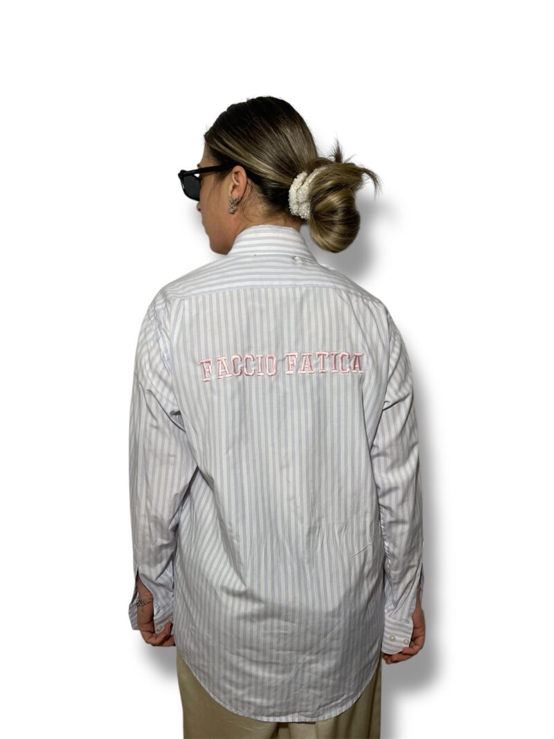 CAMICIA bianca con righe celesti e rosa VINTAGE con ricamo FACCIO FATICA rosa