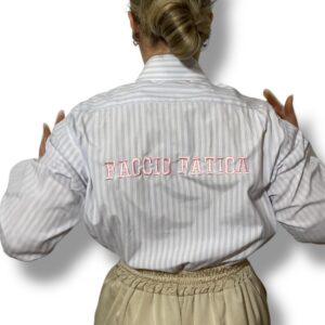 CAMICIA bianca con righe celesti e rosa VINTAGE con ricamo FACCIO FATICA rosa