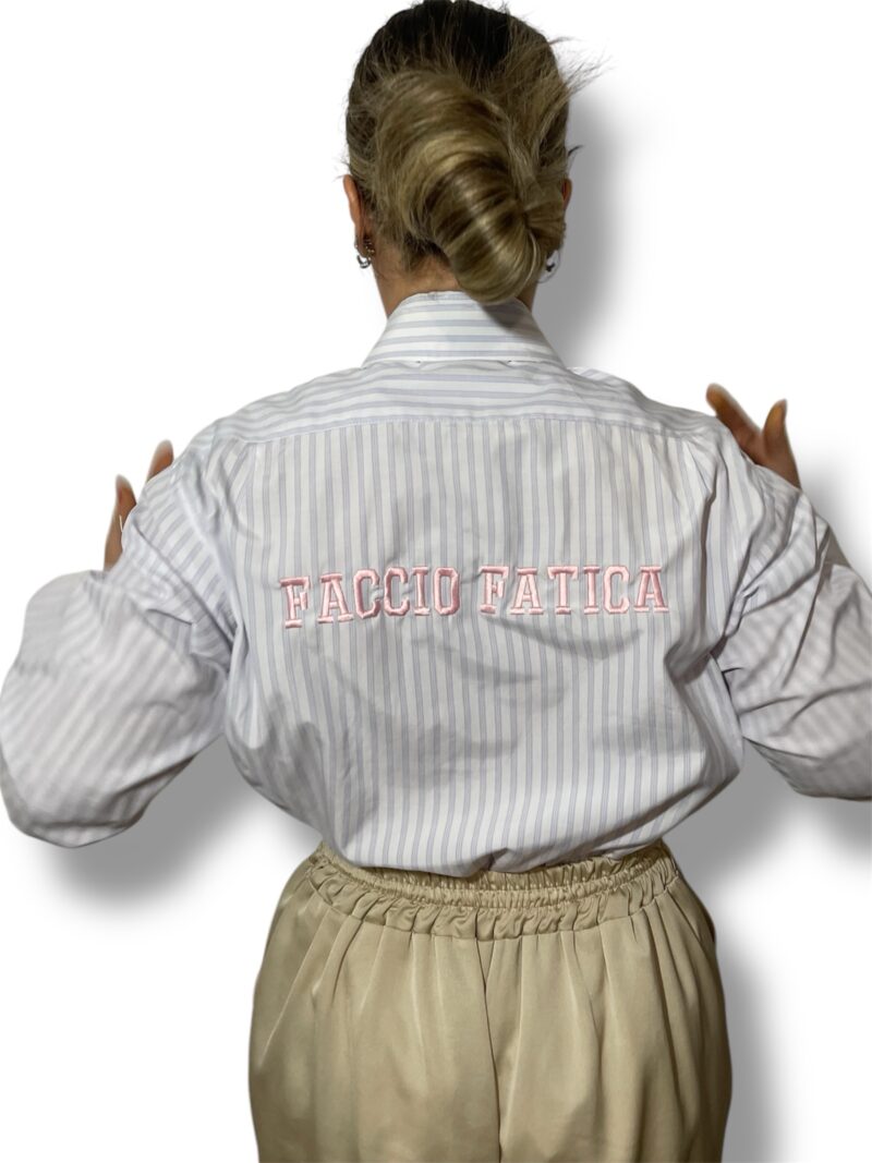 CAMICIA bianca con righe celesti e rosa VINTAGE con ricamo FACCIO FATICA rosa