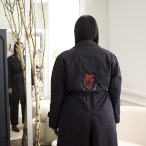 Trench vintage blu con riflessi verdi con ricamo OCCHIO NON VEDE/CUORE NON DUOLE