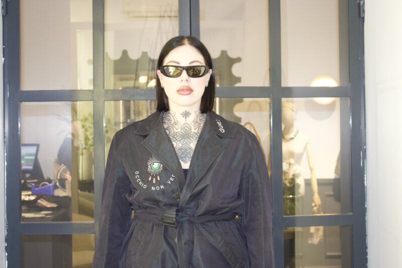 Trench vintage blu con riflessi verdi con ricamo OCCHIO NON VEDE/CUORE NON DUOLE