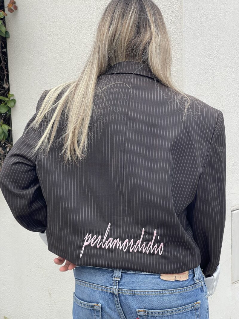 Blazer vintage marrone gessato crop con ricamo PERLAMORDIDIO rosa e piume vere davanti