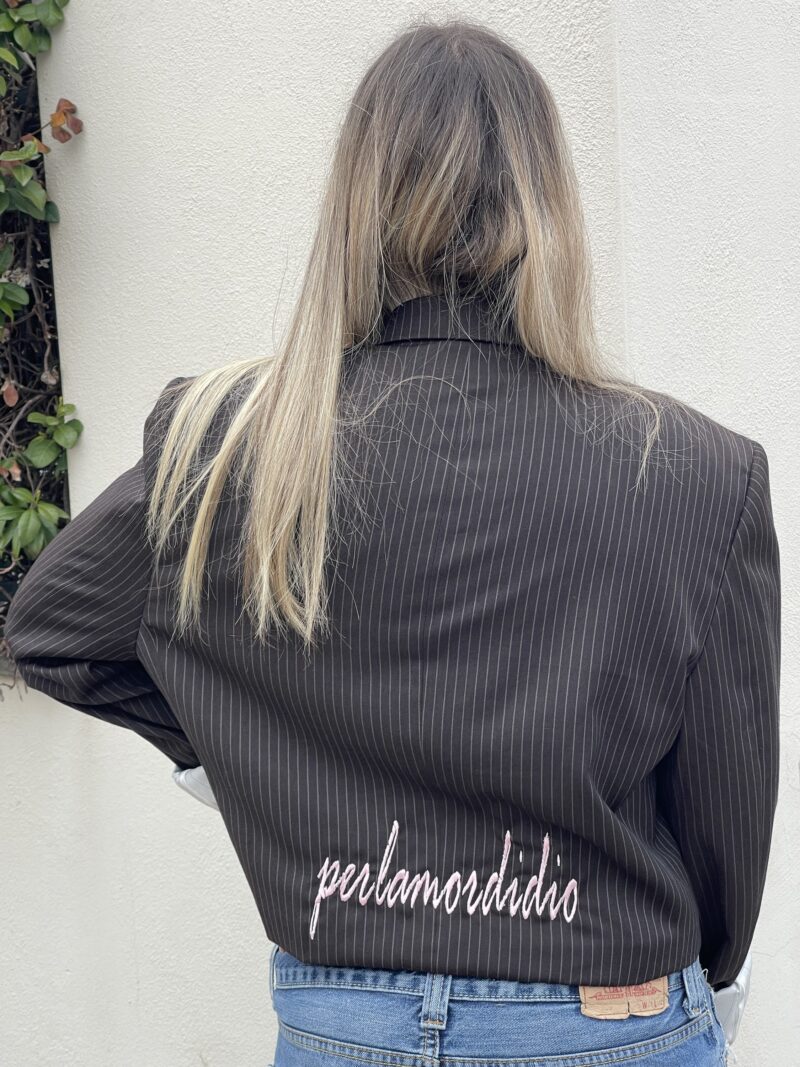 Blazer vintage marrone gessato crop con ricamo PERLAMORDIDIO rosa e piume vere davanti