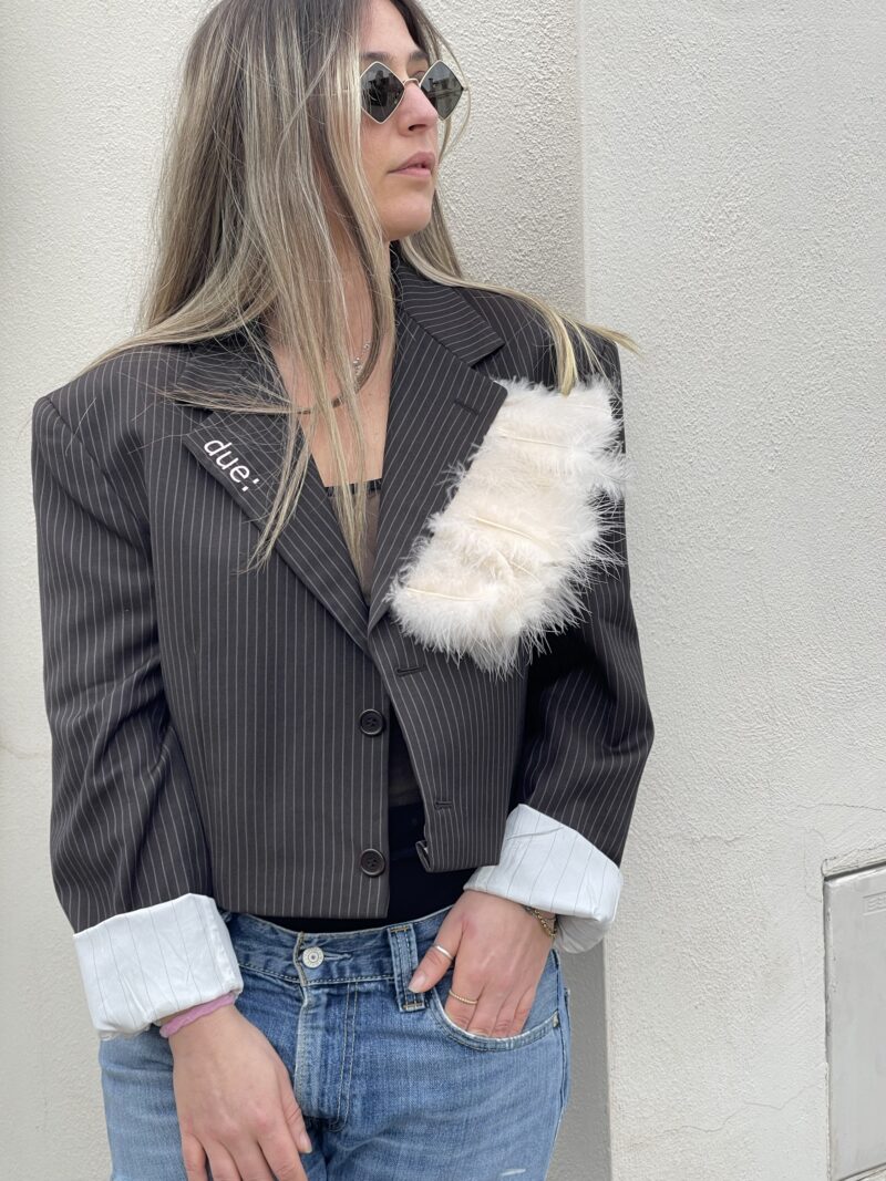 Blazer vintage marrone gessato crop con ricamo PERLAMORDIDIO rosa e piume vere davanti