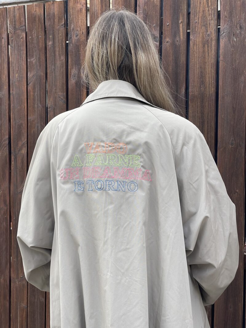 Trench vintage beige con ricamo VADO A FARNE UN DRAMMA E TORNO multicolor
