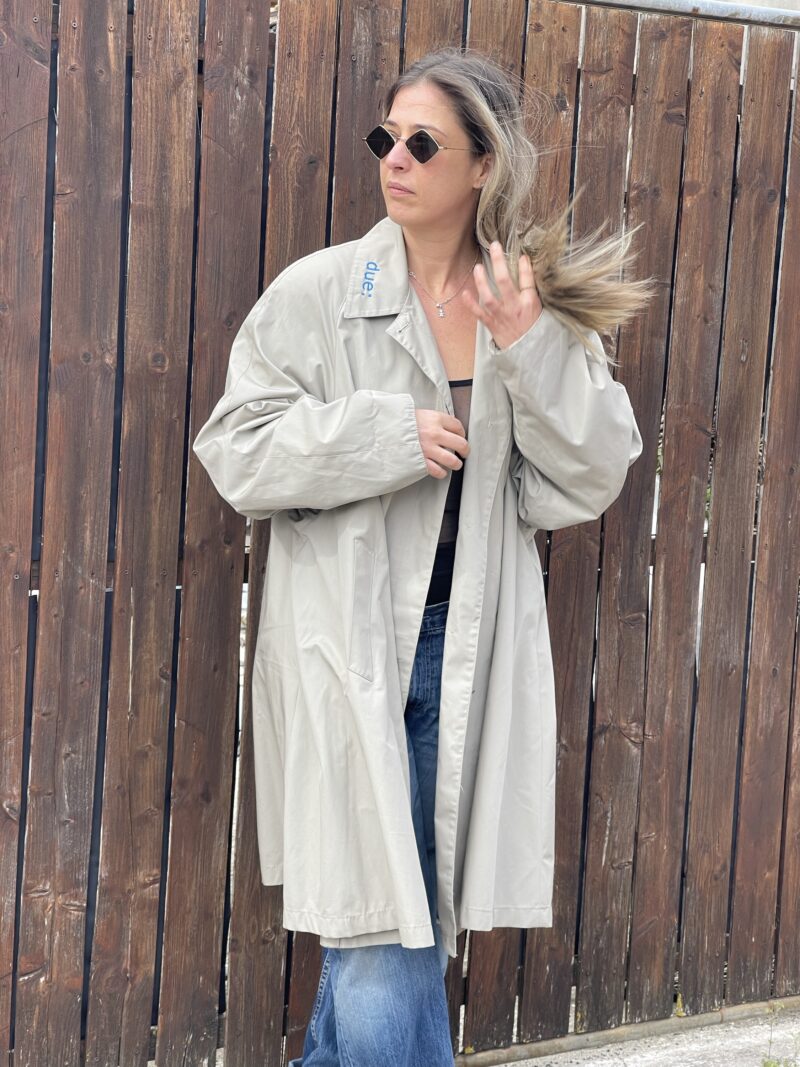 Trench vintage beige con ricamo VADO A FARNE UN DRAMMA E TORNO multicolor