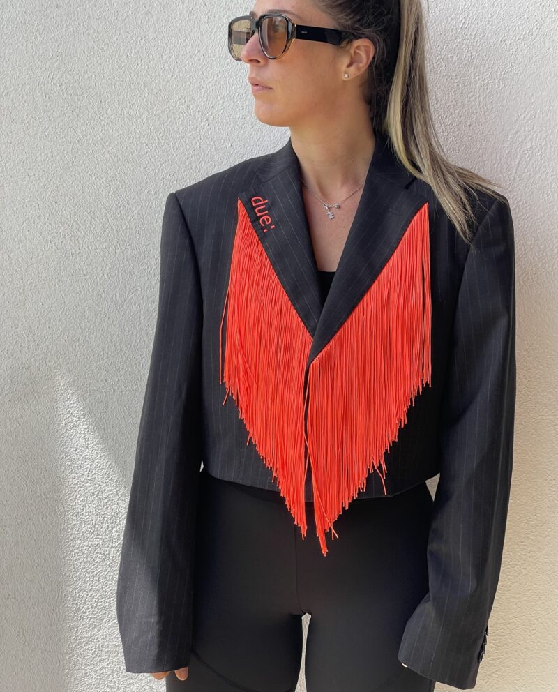 Blazer vintage grigio gessato crop con ricamo VADO A FARNE UN DRAMMA E TORNO e FRANGE arancioni fluo
