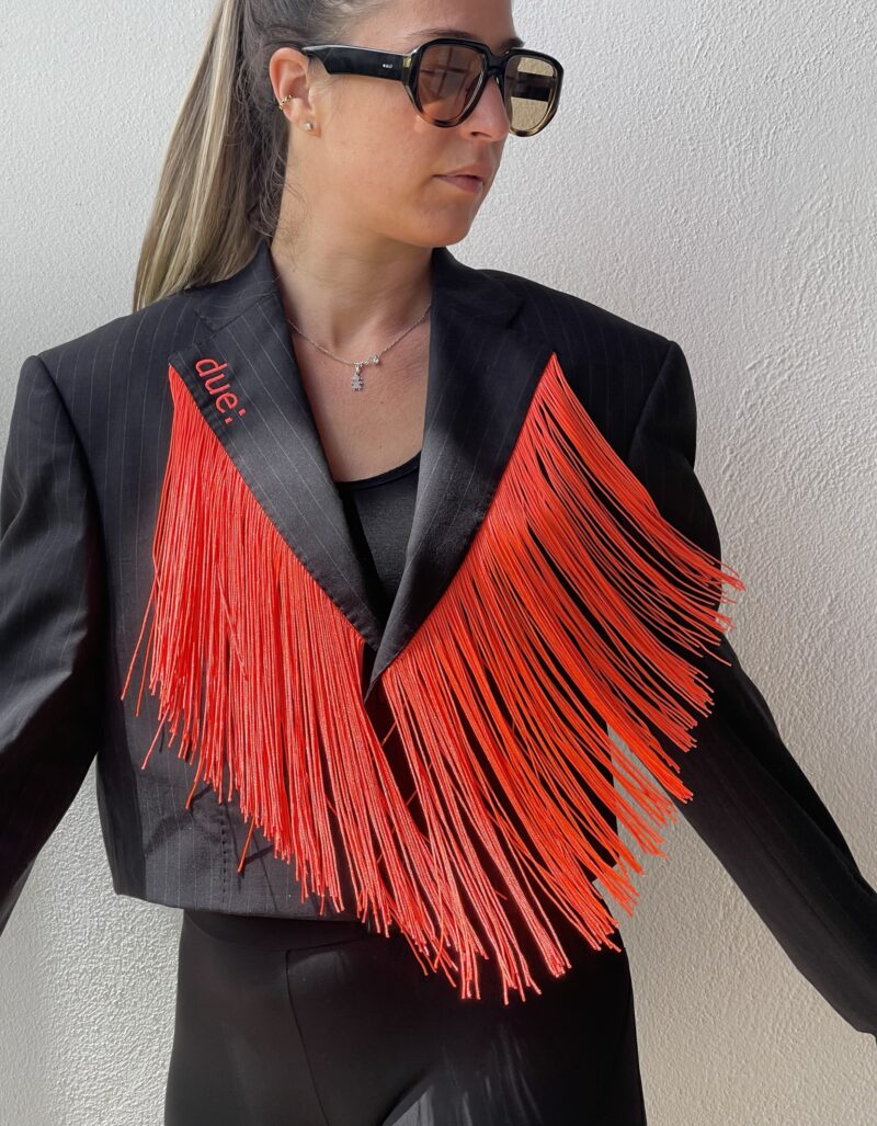 Blazer vintage grigio gessato crop con ricamo VADO A FARNE UN DRAMMA E TORNO e FRANGE arancioni fluo