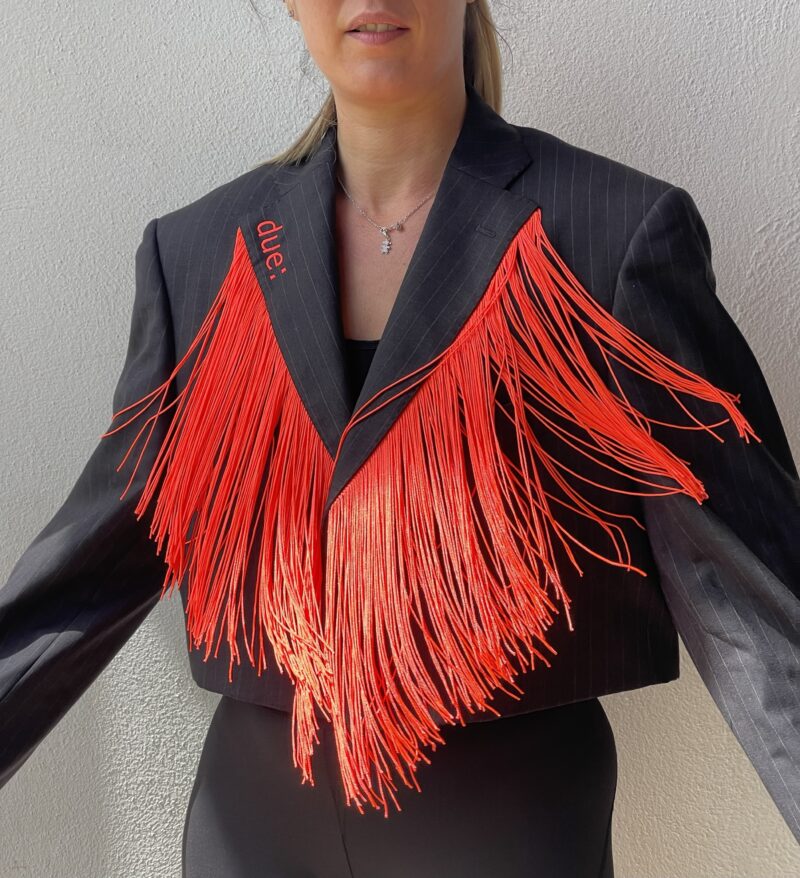 Blazer vintage grigio gessato crop con ricamo VADO A FARNE UN DRAMMA E TORNO e FRANGE arancioni fluo