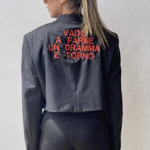 Blazer vintage grigio gessato crop con ricamo VADO A FARNE UN DRAMMA E TORNO e FRANGE arancioni fluo