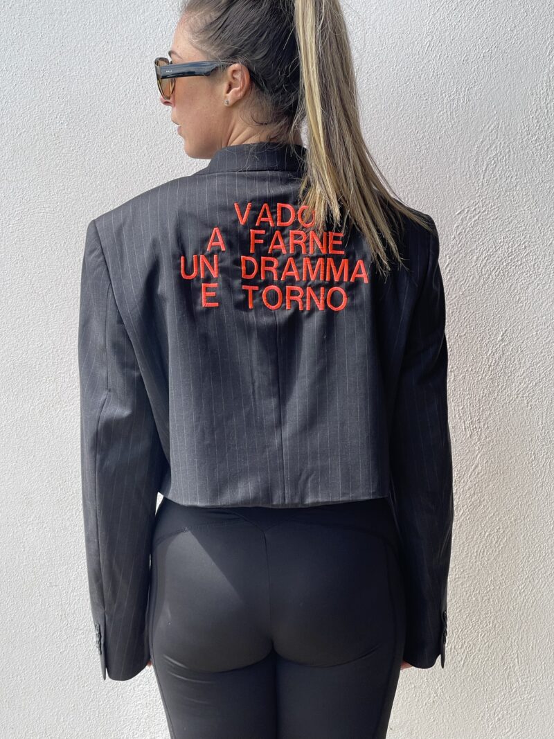 Blazer vintage grigio gessato crop con ricamo VADO A FARNE UN DRAMMA E TORNO e FRANGE arancioni fluo