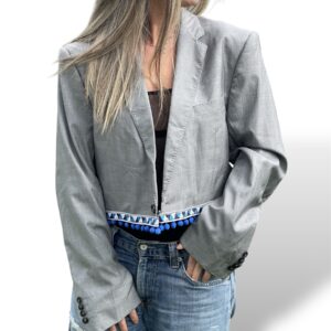 Blazer vintage grigio  crop  con ricamo: LA COSA È RECIPROCA decorato con passamaneria blu