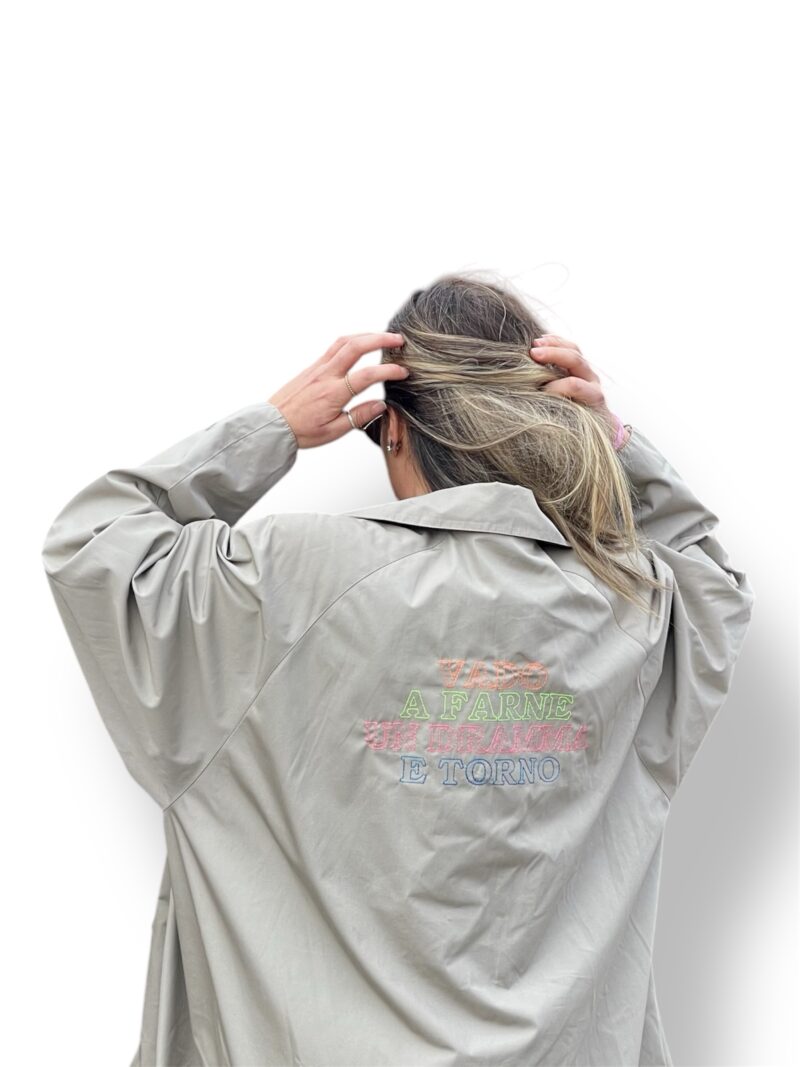 Trench vintage beige con ricamo VADO A FARNE UN DRAMMA E TORNO multicolor