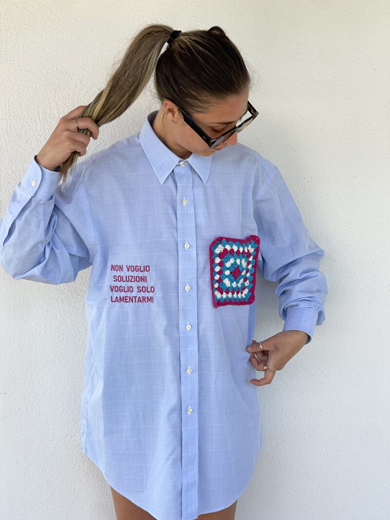 CAMICIA VINTAGE con ricamo NON VOGLIO SOLUZIONI, VOGLIO SOLO LAMENTARMI