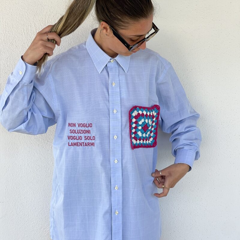 CAMICIA VINTAGE con ricamo NON VOGLIO SOLUZIONI, VOGLIO SOLO LAMENTARMI